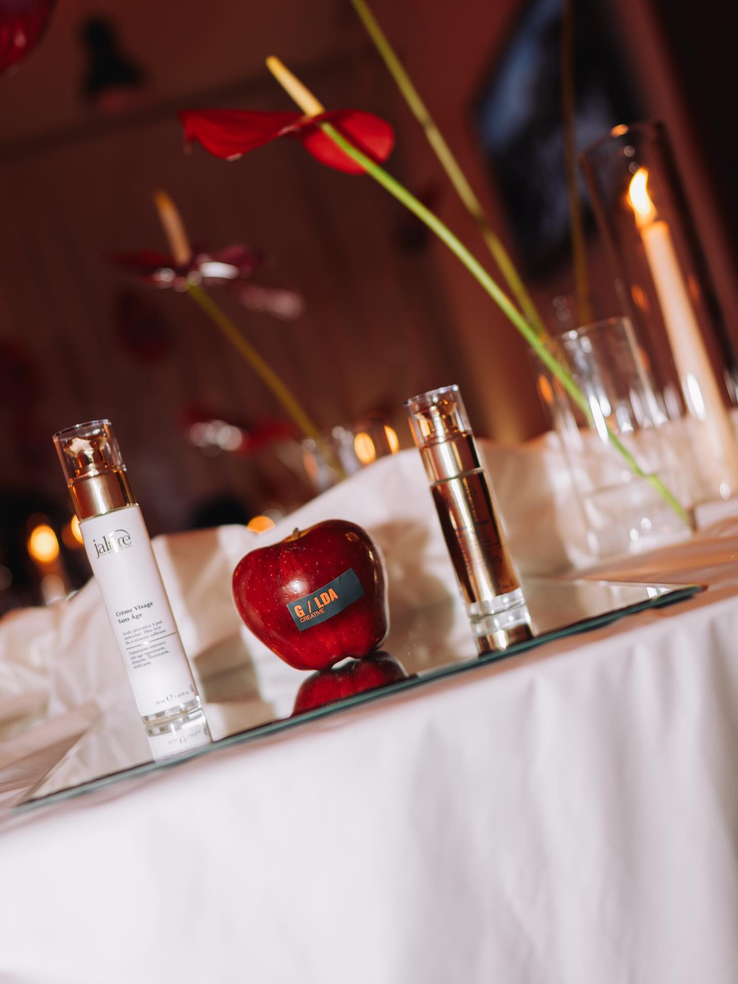 Allestimento con anthurium rossi e candele