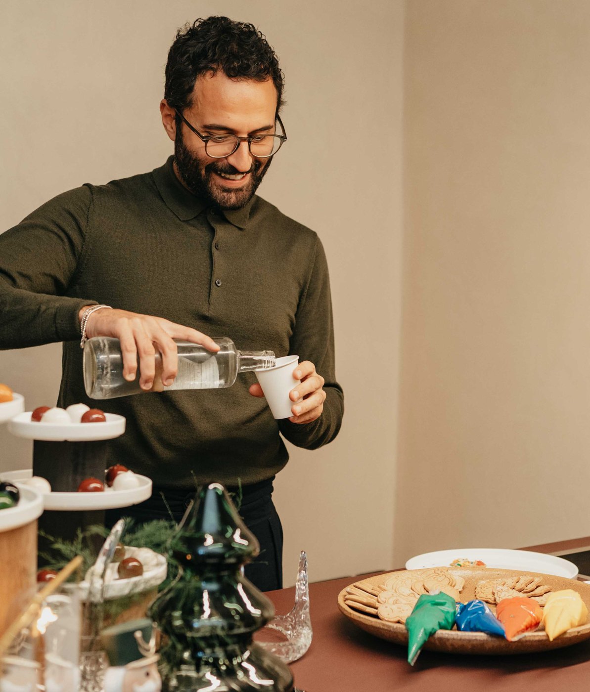 Brand founder serve un drink agli ospiti