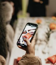 Un’ospite fotografa un prodotto