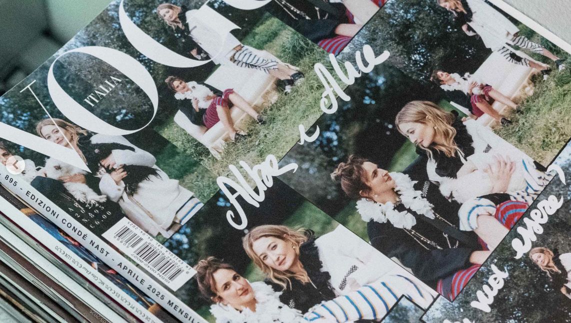 Riviste di moda e beauty sul tavolo di un GYLDA Press Day